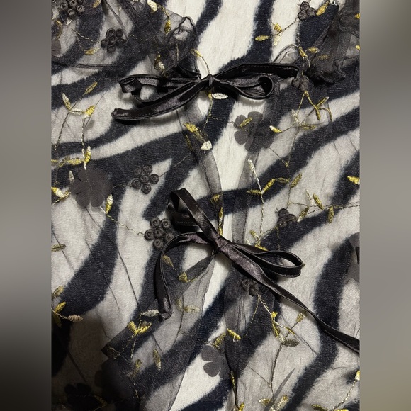 Disturbia Chrysanthi Applique Frill Collar Blouse - Picture 9 of 14